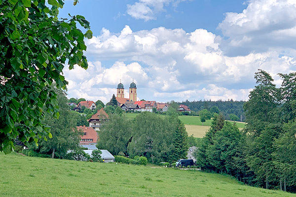 Blick auf St. Märgen und die barocke Klosteranlage